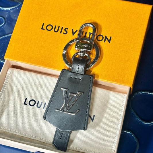 Louis Vuitton Cloche Cre Leather Key Ring Key Holder Black M68020
